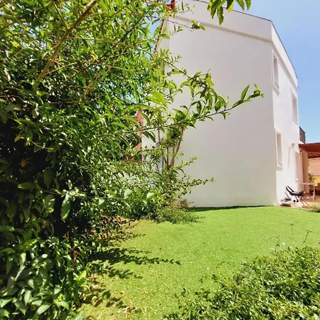 Сasa de vacaciones House With A Tropical Garden *