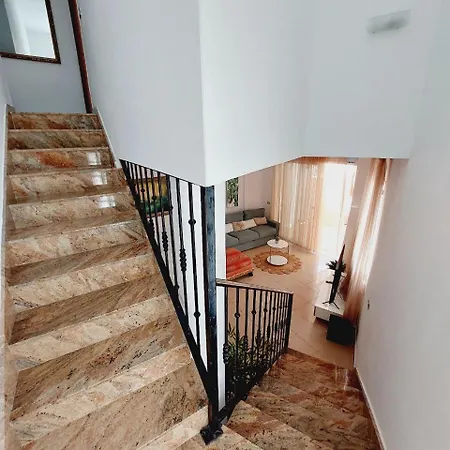 Сasa de vacaciones House With A Tropical Garden