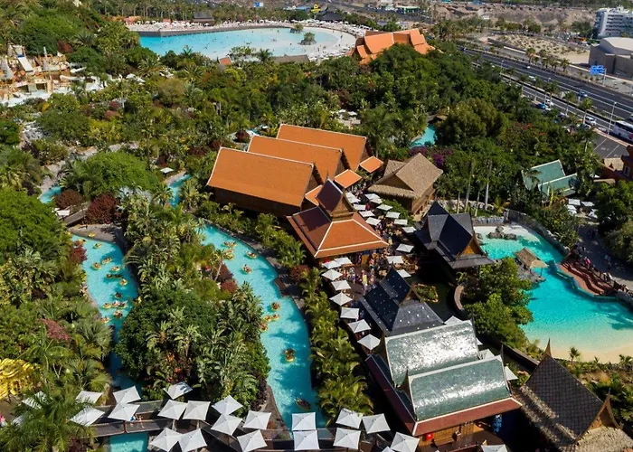 House With A Tropical Garden 別荘 *