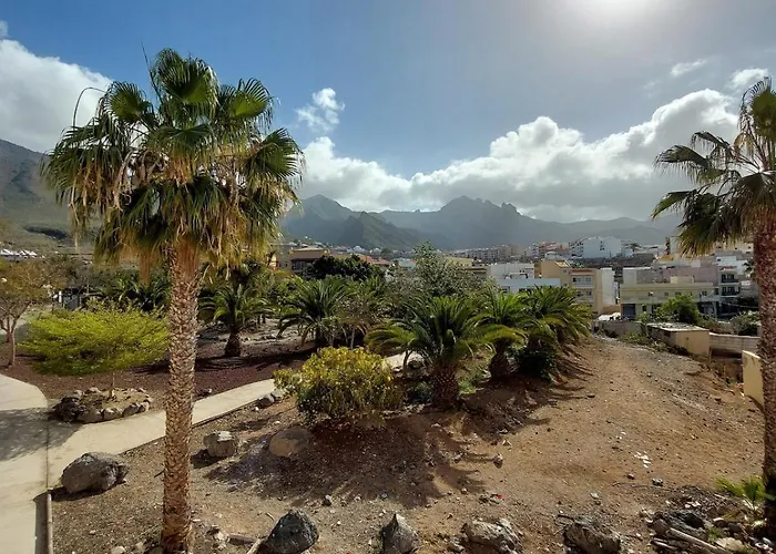 House With A Tropical Garden * アデヘ