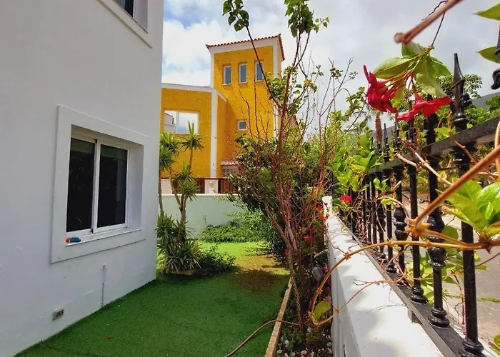 House With A Tropical Garden * アデヘ