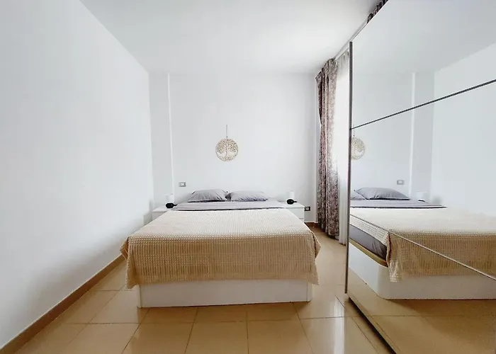 別荘 House With A Tropical Garden アデヘ