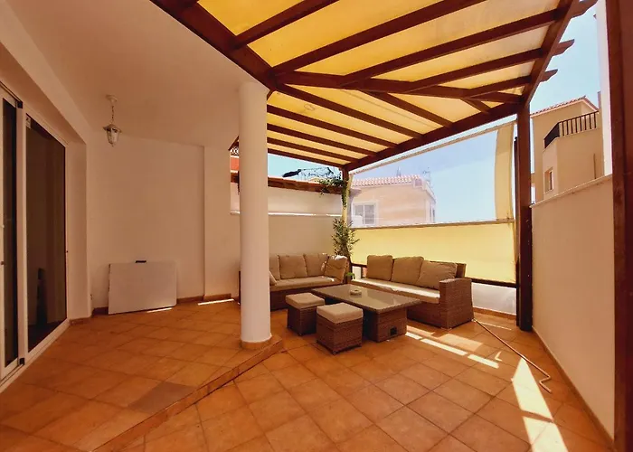 House With A Tropical Garden 別荘