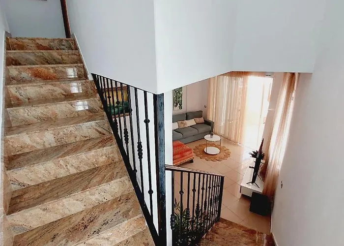 別荘 House With A Tropical Garden