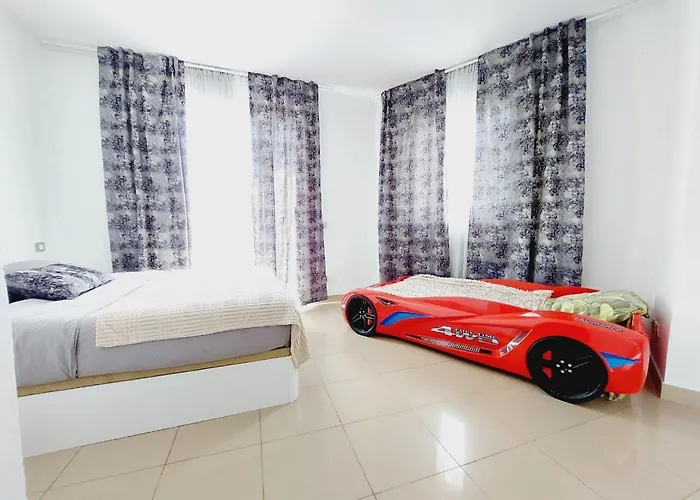 別荘 House With A Tropical Garden アデヘ