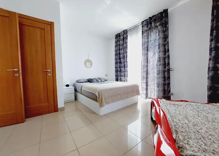 House With A Tropical Garden アデヘ