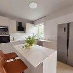 Σπίτι διακοπών House With A Tropical Garden *