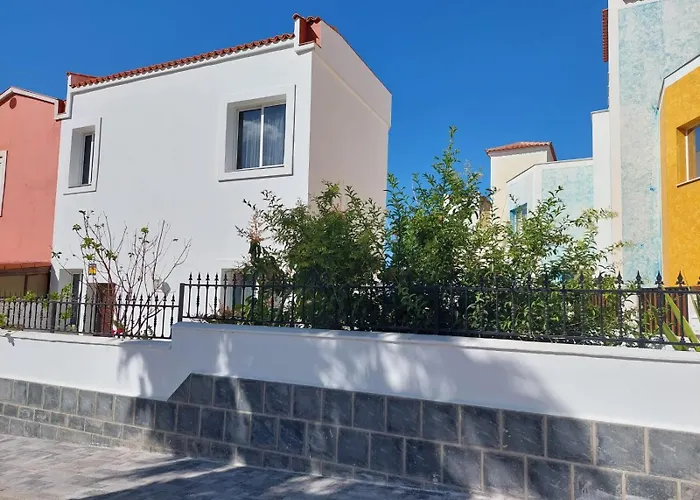 House With A Tropical Garden Σπίτι διακοπών *