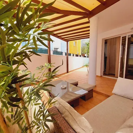 House With A Tropical Garden 펜션 아데제