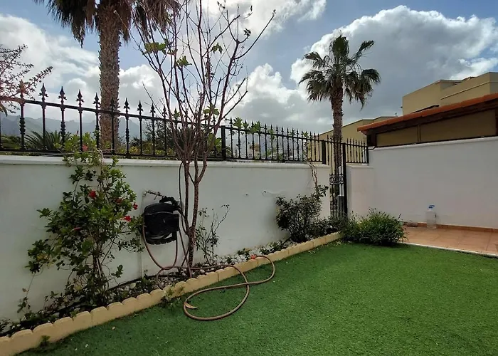 House With A Tropical Garden 펜션