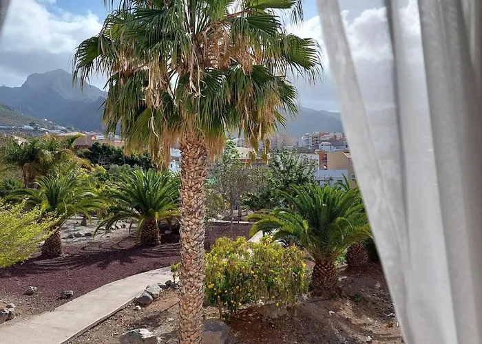 House With A Tropical Garden 아데제