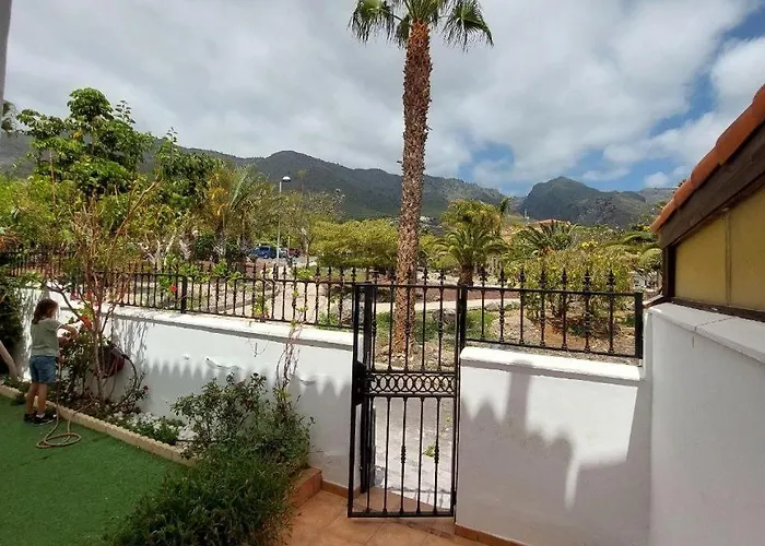 House With A Tropical Garden 펜션 아데제