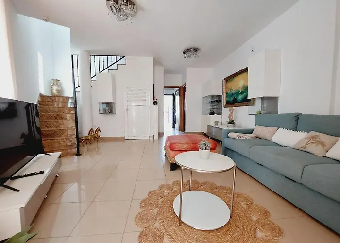 House With A Tropical Garden 펜션 아데제