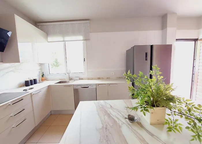 House With A Tropical Garden 펜션 *