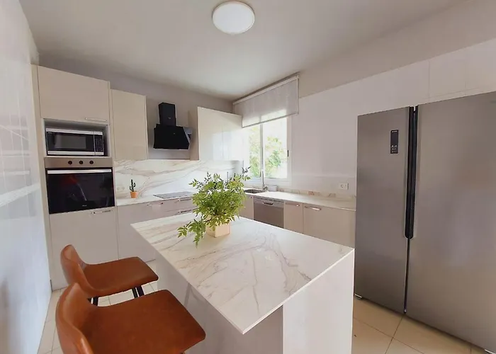 펜션 House With A Tropical Garden *