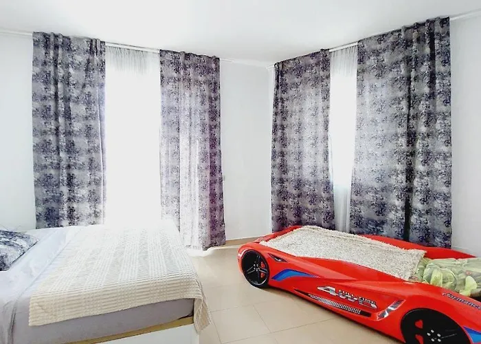 House With A Tropical Garden 아데제