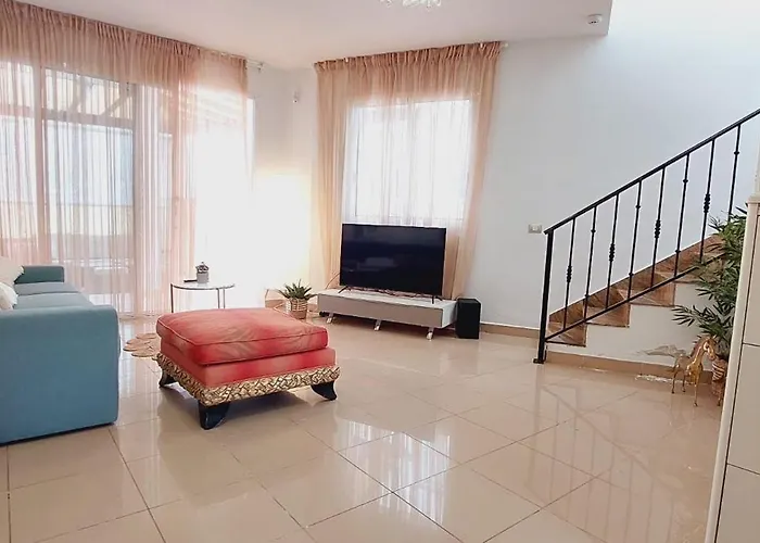 House With A Tropical Garden 아데제